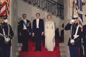 Alliances Prints: President and Pat Nixon pose with the Shah of Iran before a state dinner in his honor