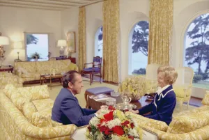 Images Dated 17th November 2011: President and Pat Nixon sitting in the living room of their San Clemente home. Ca. 1969-74