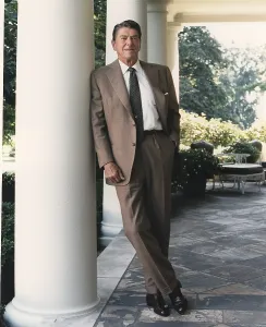 Conservatives Prints: President Reagan on the White House Colonnade. August 17 1984. PO-USP-Reagan_NA-12-0065M