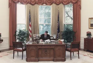 Conservatives Prints: President Reagan working at his desk in the Oval Office