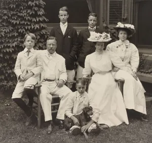 Lcgr1216 Prints: President Theodore Roosevelt with his family in August 1907