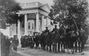 Images Dated 21st November 2007: President Warren Harding's (1865-1923) body leaving the White House on a horse drawn caission