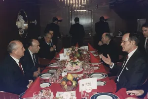 Images Dated 16th February 2011: Presidents George Bush has lunch with Mikhail Gorbachev aboard the Soviet cruise ship Maxim Gorky during the Malta