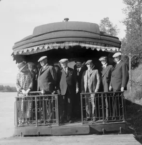 Images Dated 23rd October 2008: President's train in Alaska with some of the entourage of seventy-five on the cabouse