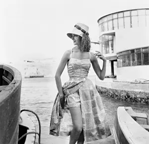 Sun Hat Prints: Printed beach ensemble with shorts