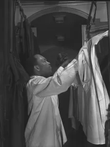 Unions Prints: Pullman porter making up an upper berth aboard the Capitol Limited