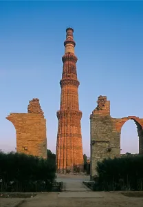 Archaeology Prints: Quwwat al Islam Mosque, Qutb Minbar (Minaret of Qubt)