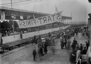 Automobiles Prints: Racecars lining up at the start of the Vanderbilt Cup Auto Race, Oct. 8, 1908