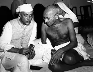 Images Dated 17th March 2007: Rashtrapati Jawharlal Nehru and Mahatma Gandhi in 1946