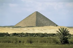 Red Pyramid. 26th c. BC. EGYPT. CAIRO. Dahshur. Snofru's third pyramid. Egyptian art. Old Kingdom. Architecture. AISA/Everett Collection**US SALES ONLY**