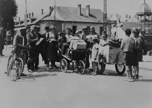 Babies Prints: Refugees returning to their homes in occupied France