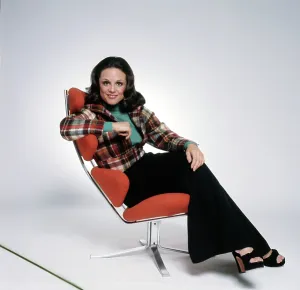 Valerie Prints: RHODA, Valerie Harper, 1974-1978