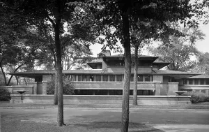 Robie House was designed in 1910 by Frank Lloyd Wright exemplifies his Prairie Style architecture, featuring dominant horizontal lines