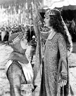 2002 Prints: ROBIN HOOD, from left: Douglas Fairbanks, Sr. Enid Bennett, 1922