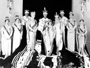 Images Dated 4th May 2007: The Royal family poses for the official Coronation group picture