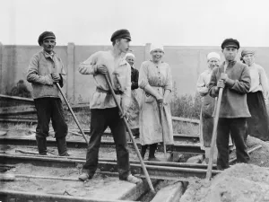 Saint Petersburg Prints: Russian men and women railroad track workers on the job in Petrograd, 1922