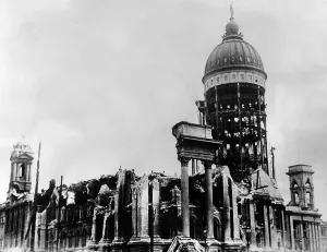 Images Dated 8th March 2007: San Francisco City Hall after the 1906 earthquake and fires