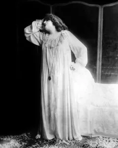 Sarah Prints: Sarah Bernhardt, 1880. Courtesy: CSU Archives/Everett Collection