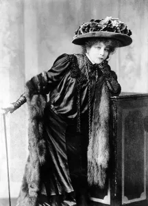 Sarah Prints: Sarah Bernhardt, 1910. Courtesy: CSU Archives/Everett Collection