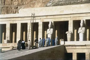 SENENMUT, (16th C. BC). Temple of Hatshepsut. EGYPT. QUENA. Dayr al-Bahri. Temple of Hatshepsut. Egyptian art. New Kingdom. Architecture. AISA/Everett Collection**US SALES ONLY**