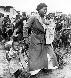 Mother Prints: Shantytown in South Africa, 1981. Courtesy: CSU Archives / Everett Collection