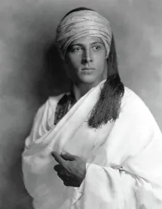 Atomic2 Prints: SHEIK, Rudolph Valentino, 1921, portrait