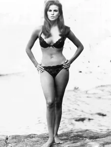 SHOOT LOUD, LOUDER... I DON'T UNDERSTAND, Raquel Welch, 1966