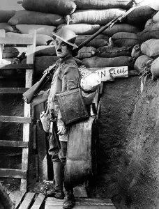 Images Dated 1st August 2005: SHOULDER ARMS, Charlie Chaplin, 1918
