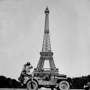 Crew Prints: Soldiers of the 4th U.S. Infantry Division look at the Eiffel Tower in Paris