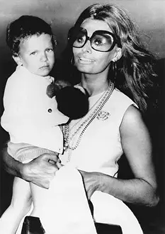 Toddler Prints: Sophia Loren holds her son, Carlo Ponti