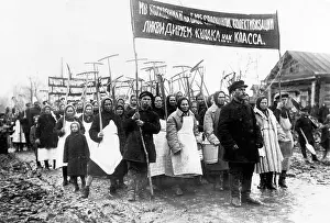 Russia Prints: Soviet farmers, circa 1931. Courtesy: CSU Archives/Everett Collection