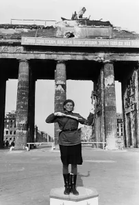 Soviets Prints: Soviet military police woman directing traffic at the Brandenburg Gate