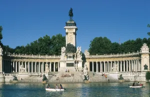 SPAIN. MADRID (AUTONOMOUS COMMUNITY). Madrid. Retiro Park. Pond and monument to Alfonso XII. AISA/Everett Collection**US SALES ONLY**