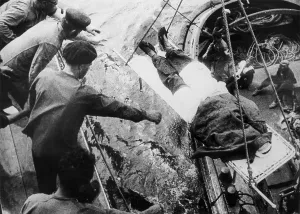 Red Cross Prints: Spanish Civil War (1936-1939). Disembark of wounded men in Majorca