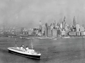 Images Dated 22nd April 2007: The S.S. Rex, and the New York City skyline