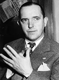 Images Dated 10th April 2007: Stan Laurel, in Los Angeles court for a lawsuit by Mae Laurel