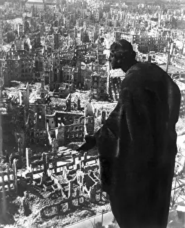 Allied Prints: Statue overlooking Dresden, Germany