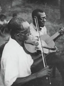 Images Dated 5th August 2014: Stavin Chain playing guitar and singing accompanied by a musician on violin