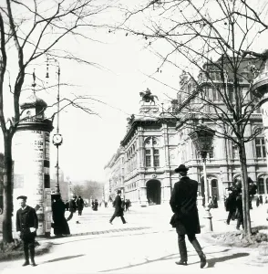 Vienna Prints: Street in Vienna (1920). AISA/Everett Collection**US SALES ONLY**