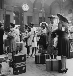 Migration Prints: Stylishly dressed African American women at New York City's Pennsylvania Station