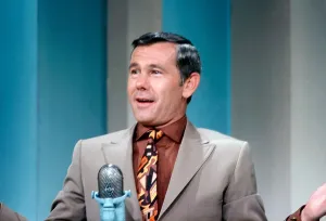 1960s Fashion Prints: THE TONIGHT SHOW STARRING JOHNNY CARSON, Johnny Carson, (aired June 24, 1968), 1962-1992