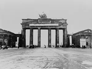 Classical Prints: Traffic driving through the Brandenburg Gate