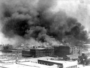 Images Dated 16th December 2008: Tulsa. Smoke billowing over Tulsa, Oklahoma during the 1921 race riots