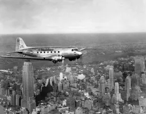 Airline Prints: A United Airlines plane flies over Manhattan