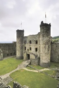 UNITED KINGDOM. WALES. GWYNEDD. Harlech. Harlech Castle (end 13th c.), by James of Saint George. AISA/Everett Collection**US SALES ONLY**