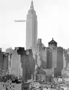 Images Dated 22nd April 2007: The U.S.S. Akron passing the Empire State Building