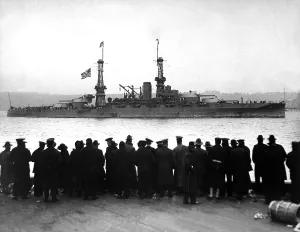 Images Dated 3rd December 2012: The USS Arizona passing 96th St. Pier in great naval review at New York City. Ca. 1918