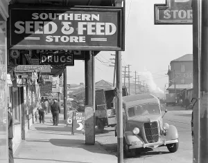 Waterfront in New Orleans, French market sidewalk scene, Louisiana, photograph by Walker Evans, December, 1935