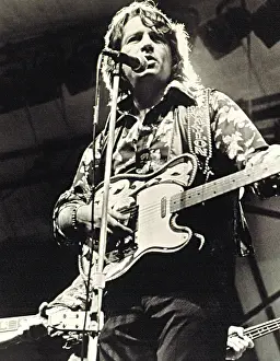 Performing Prints: WAYLON JENNINGS in concert, c. 1974. Courtesy: CSU Archives / Everett Collection