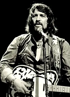Performing Prints: WAYLON JENNINGS in concert, c. 1976. Courtesy: CSU Archives / Everett Collection